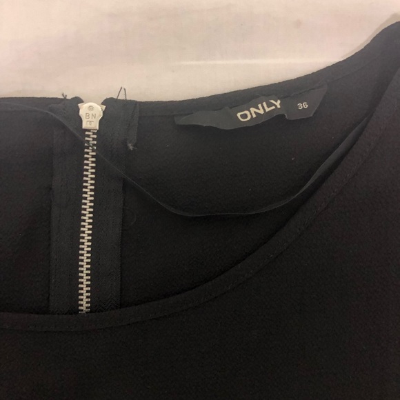 ONLY black textured top with zipper - Picture 4 of 4